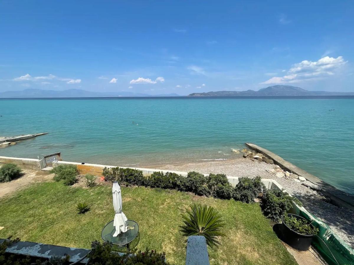 Stunning Beachfront Apartment Strátos Nerántza Exterior foto